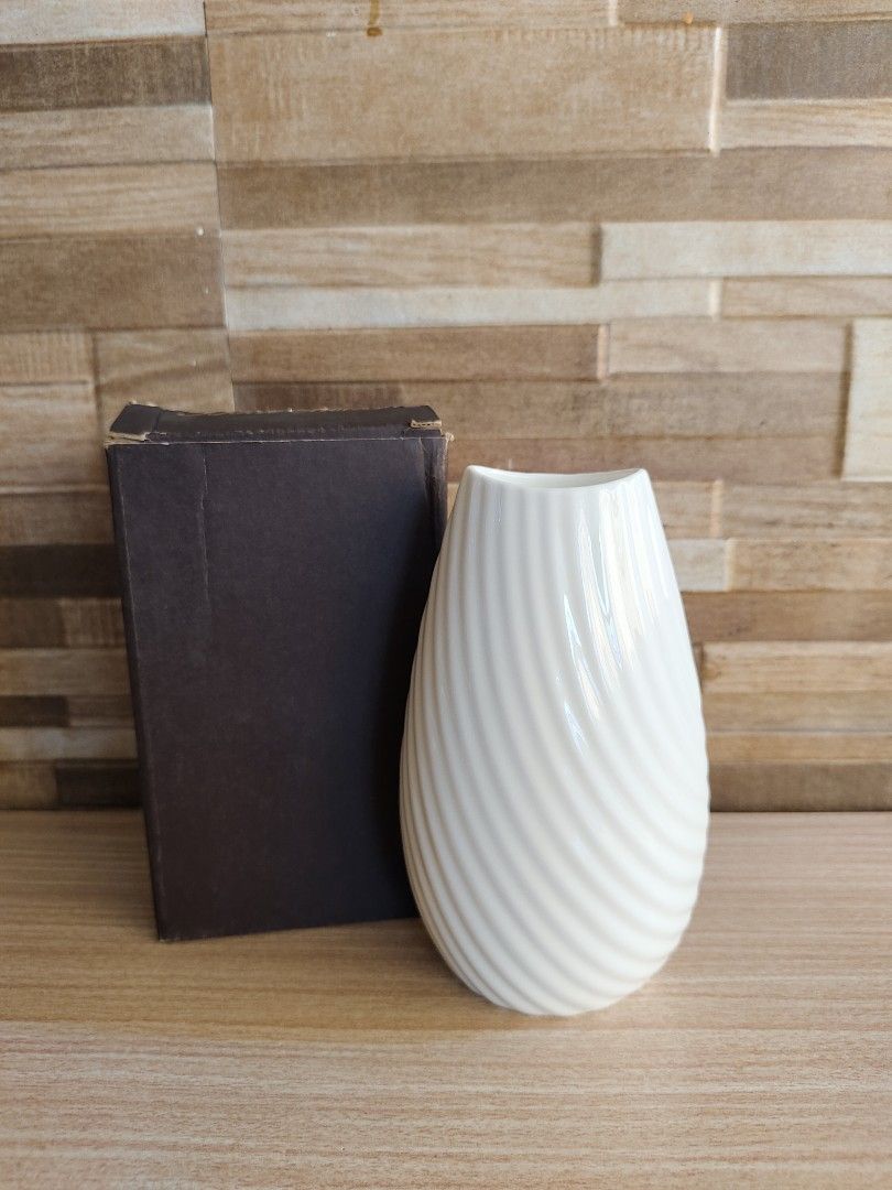 Narumi vase (Category: Vases & Decorative Bowls) located in Davao. Submitted by dvo_jpnstuff (Listing ID 1464488853, Image 1). Description: .
