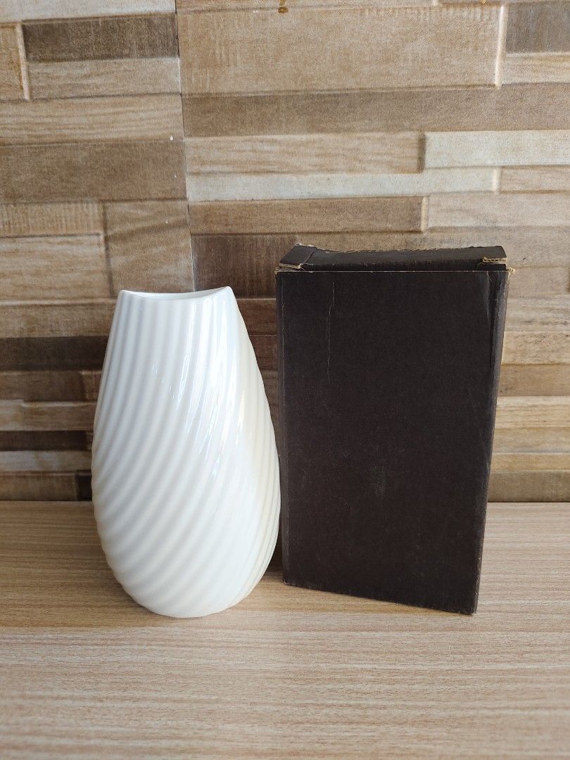 Narumi vase (Category: Vases & Decorative Bowls) located in Davao. Submitted by dvo_jpnstuff (Listing ID 1464488853, Image 3). Description: .