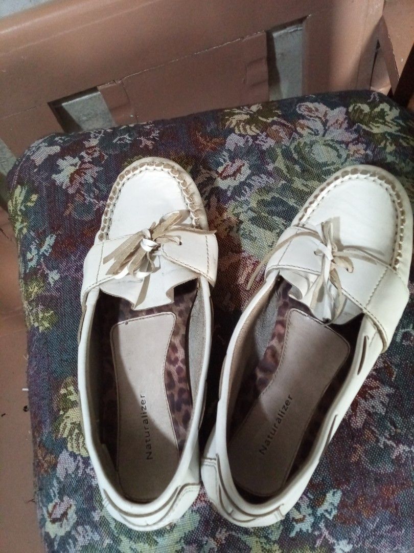 Naturalizer White Leather Loafers with Tassel Detail (Category: Loafers) located in Pasig City. Submitted by zakquinnjax44 (Listing ID 1464567607, Image 1). Description: - Brand: Naturalizer - Material: White Leather - Feature: Cute tassel detail on the front - Style: Comfortable slip-on - Insole: Leopard print lining - Versatile: Great for casual wear or dressing up.