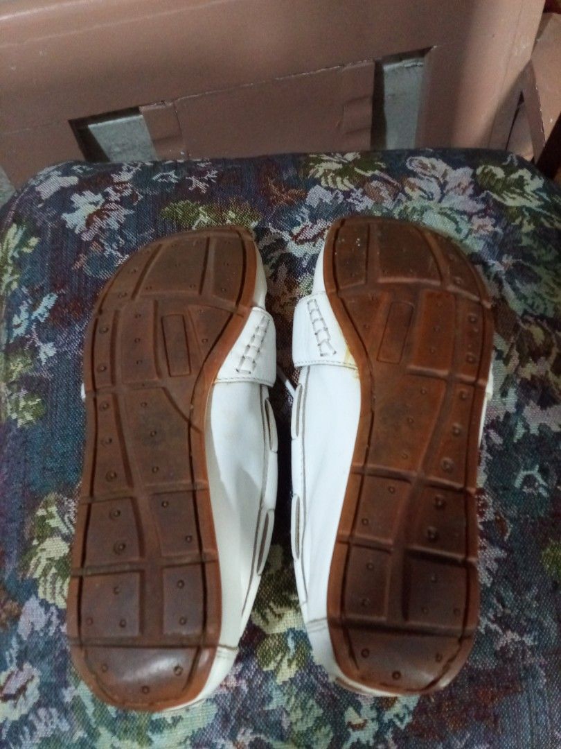 Naturalizer White Leather Loafers with Tassel Detail (Category: Loafers) located in Pasig City. Submitted by zakquinnjax44 (Listing ID 1464567607, Image 2). Description: - Brand: Naturalizer - Material: White Leather - Feature: Cute tassel detail on the front - Style: Comfortable slip-on - Insole: Leopard print lining - Versatile: Great for casual wear or dressing up.