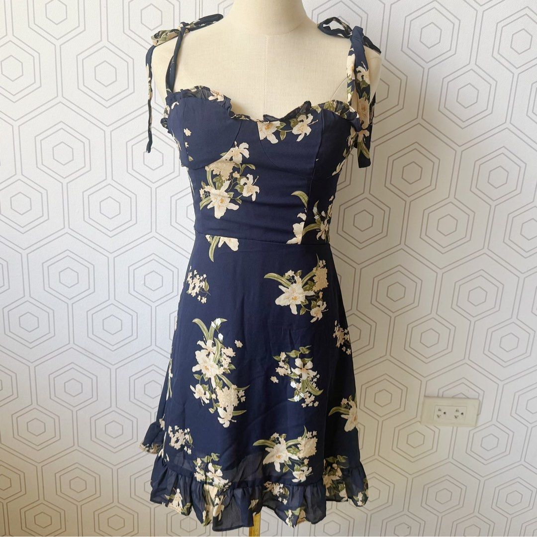 Navy blue Medium floral dress (Category: Dresses) located in Marikina City. Submitted by lovegoeson (Listing ID 1464416357, Image 1). Description: .