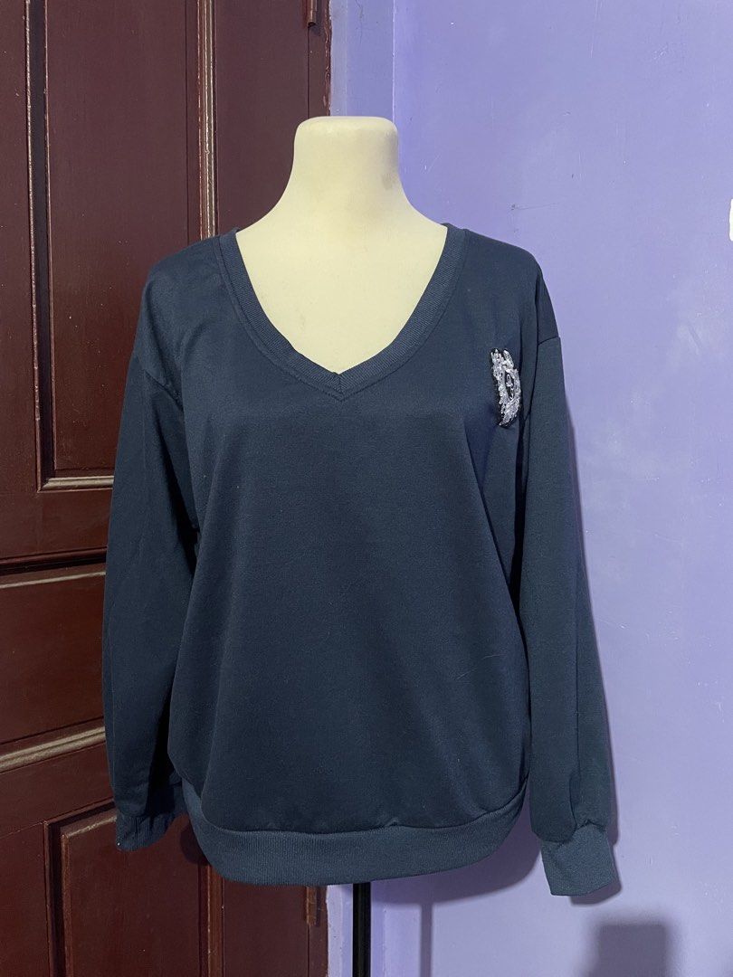 Navy Blue V-Neck Sweatshirt (Category: Coats, Jackets and Outerwear) located in Manila. Submitted by jam.ly (Listing ID 1464517656, Image 1). Description: - Navy blue long-sleeved sweatshirt - V-neckline - Detailed crest emblem on left chest - Ribbed cuffs and hem - Comfortable and casual top.