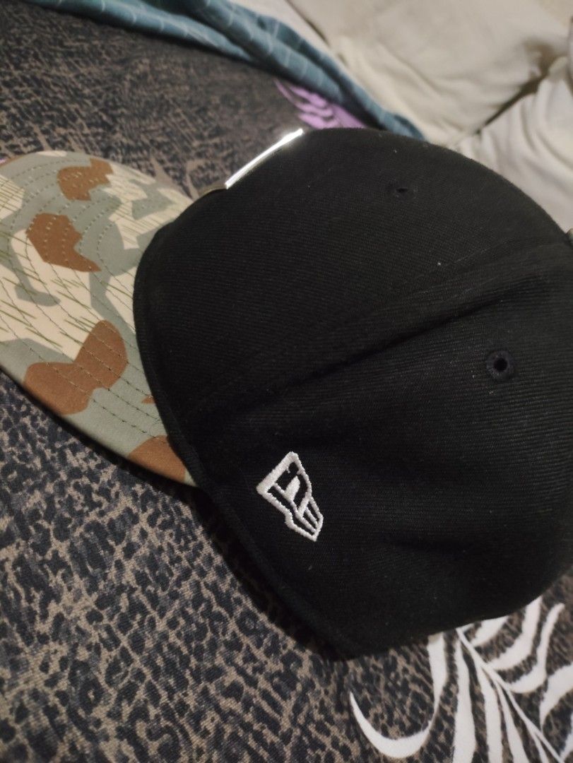 New Era x Helinox Collaboration Snapback Cap (Category: Caps & Hats) located in Quezon City. Submitted by tuubbs (Listing ID 1464415146, Image 3). Description: - Black snapback cap - Camouflage brim - Diamond logo on front - Helinox logo embroidered on back - New Era branding on side - Adjustable snapback closure - Perfect for casual wear novaliches nitang loc pwede lalamove pwede rin jnt sa malayo .
