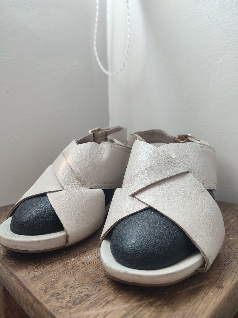 NEXT White Leather Wedge Sandals Size 5W/38W (Category: Wedges) located in Manila. Submitted by messiscar290860 (Listing ID 1464392476, Image 1). Description: - Brand: NEXT - Material: White Leather - Style: Wedge Sandals - Features: Open toe, criss-cross straps, buckle closure - Comfort: 'Forever Comfort' sole - Occasion: Casual or dressy wear Nabili ko siya sa thrift store and super comfy niya nung ginamit ko nung nag bridesmaid ako sa kasal. R
