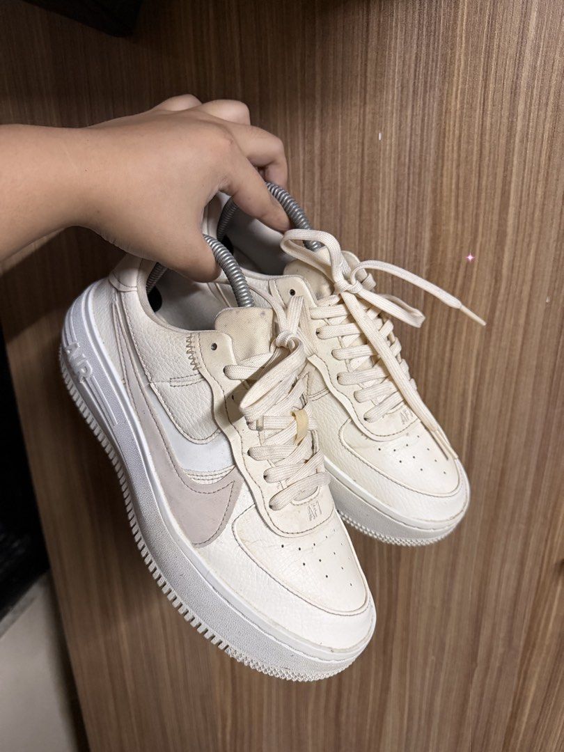 Nike Air Force 1 Platform Pale Ivory (Category: Sneakers) located in Baguio. Submitted by rx.sss (Listing ID 1464363106, Image 1). Description: Nike airforce 1 platform women Size 39 euro/ 8 women ₱2500 Orig price: 6k+ Issue: Mej madumi lang since nastock and d na nagagamit No box .