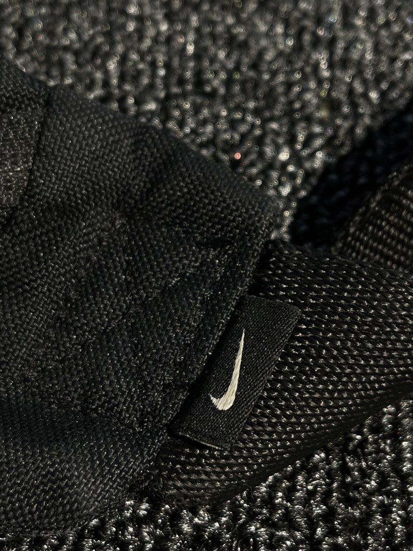 Nike belt bag (Category: Belt bags, Clutches and Pouches) located in Iloilo. Submitted by fast_flips_ilo (Listing ID 1464403319, Image 3). Description: .