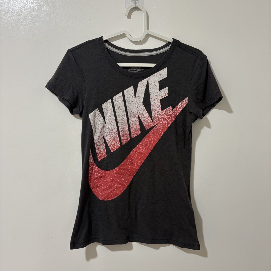 Nike Big Logo Gray Shirt (Category: Shirts) located in Bulacan. Submitted by laleesa_ (Listing ID 1464437980, Image 1). Description: XS-Small Women Slim fit Manipis tela good for pambahay No issue sa print.