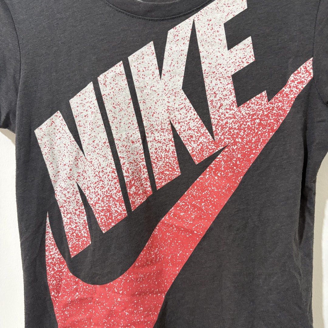 Nike Big Logo Gray Shirt (Category: Shirts) located in Bulacan. Submitted by laleesa_ (Listing ID 1464437980, Image 3). Description: XS-Small Women Slim fit Manipis tela good for pambahay No issue sa print.