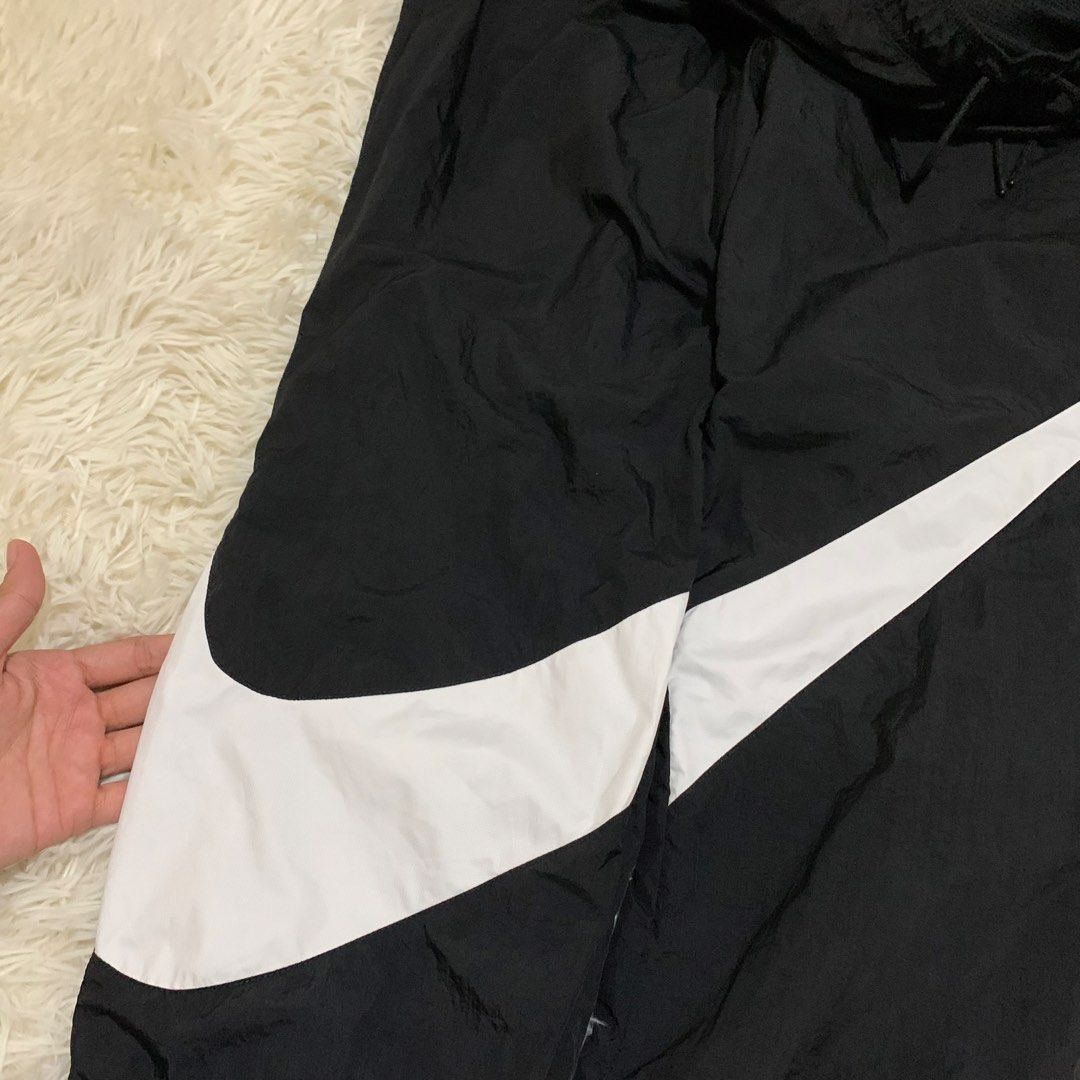 NIKE BIGSWOOSH WOVEN (Category: Jeans) located in Manila. Submitted by g00d_thrift (Listing ID 1464472539, Image 2). Description: MEDIUM ADULT WAIST 28-34 LENGTH 39 NO ISSUE AS NEW.