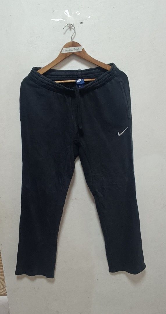 Nike Black Sweatpants (Category: Joggers) located in Manila. Submitted by princess_1118 (Listing ID 1464401172, Image 1). Description: - Classic black Nike sweatpants - Features iconic Nike swoosh logo on right leg - Elastic waistband with adjustable drawstring for a comfortable fit - Versatile for lounging or workouts - Simple and timeless design.