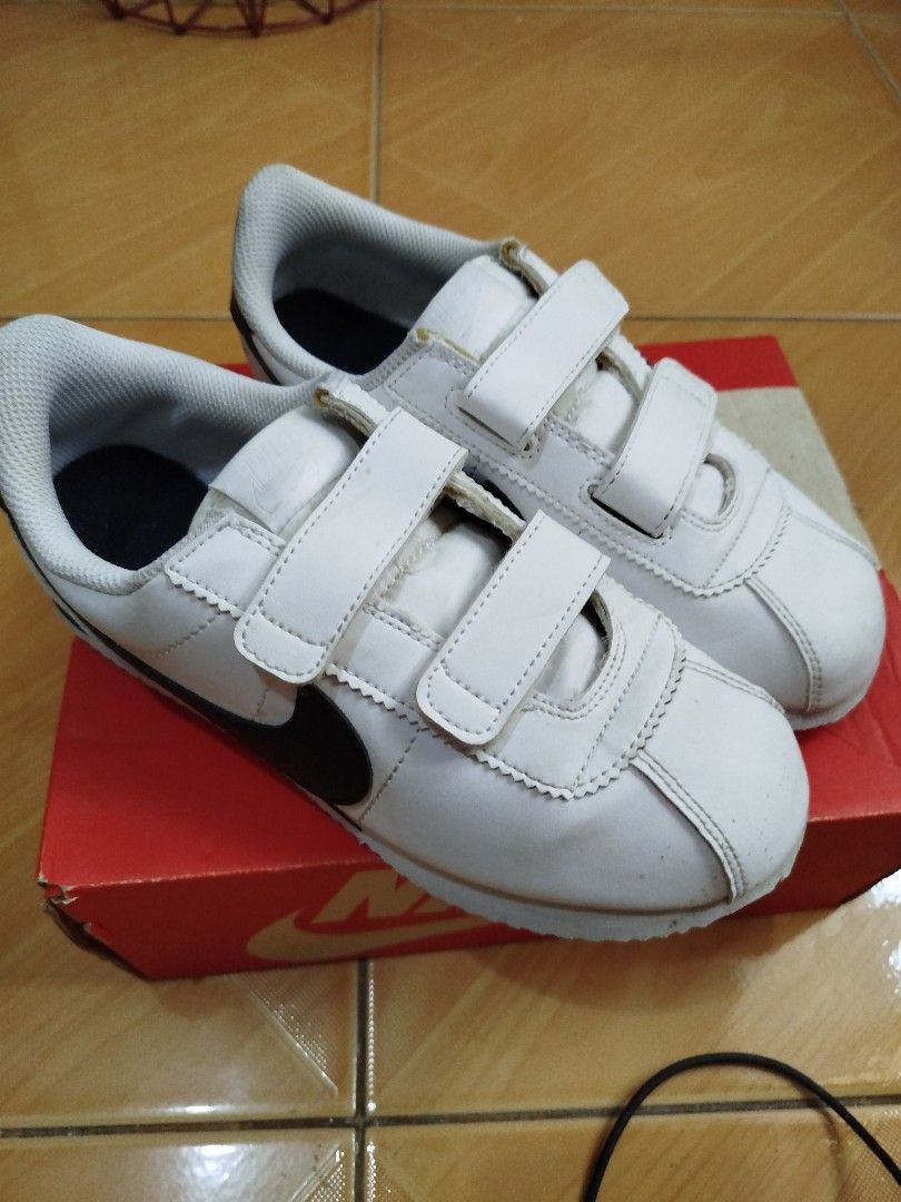 Nike Cortez Velcro White Black (Category: Sneakers) located in Quezon City. Submitted by cho_bear.ph (Listing ID 1464475480, Image 1). Description: - Classic white Nike Cortez sneakers - Features iconic black swoosh - Easy on-and-off velcro straps - Soles have excellent tread for grip - Includes original Nike box size y3 22cm this is for kids youth.