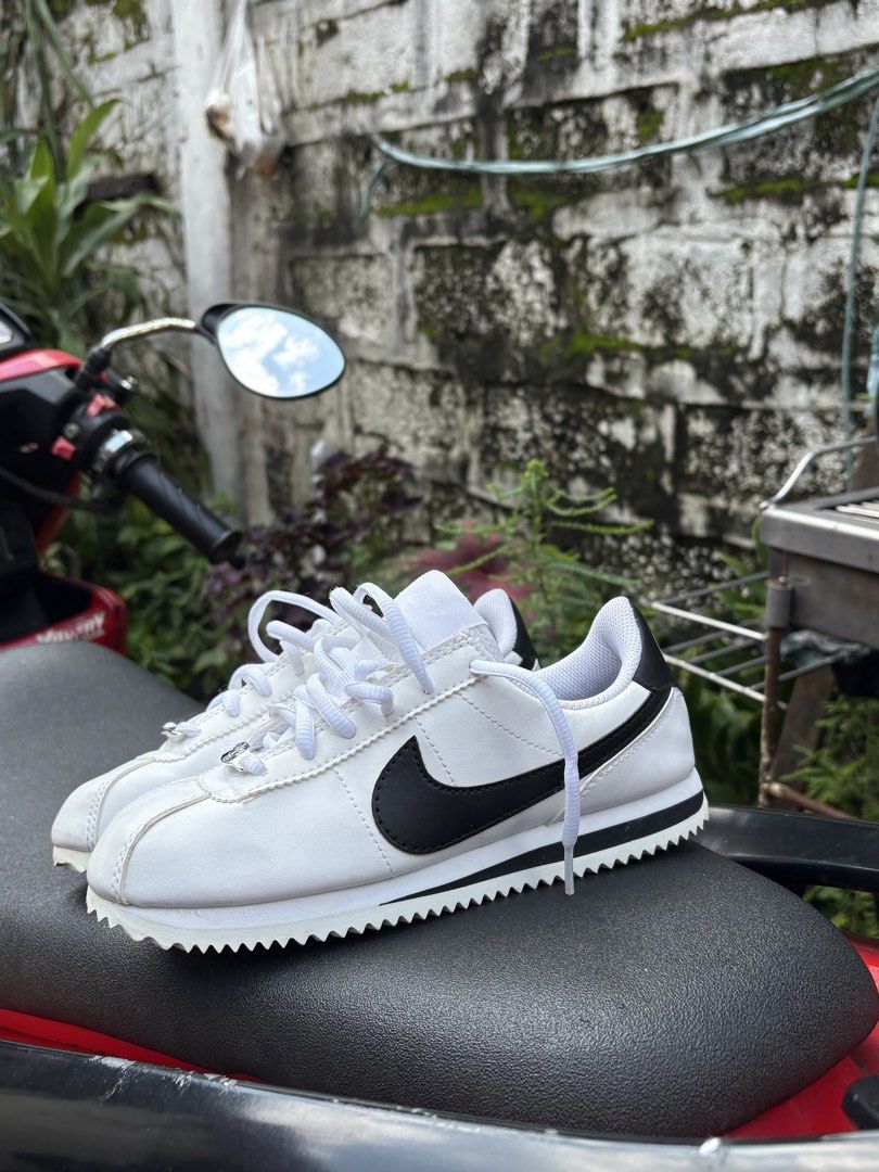 Nike Cortez White Black Leather Sneakers (Category: Sneakers) located in Marikina City. Submitted by kuyamosafe (Listing ID 1464399972, Image 1). Description: - Classic white Nike Cortez sneakers - Features black swoosh and heel tab - Genuine leather upper - Secure lace-up closure - 'Cortez 72' detail on lace tag - Signature Nike tread pattern on soles - Ideal for everyday wear.