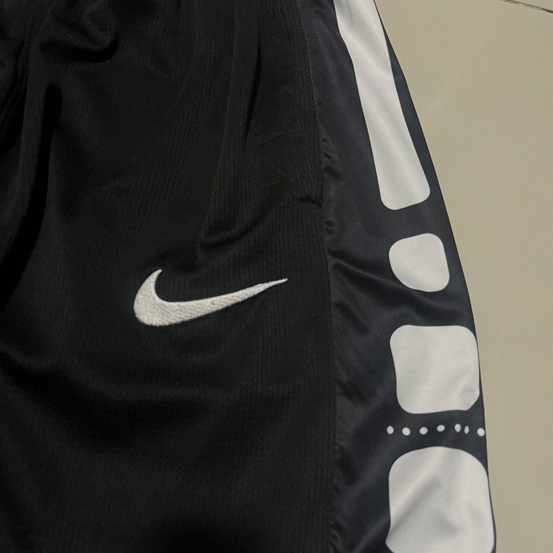 NIKE ELITE EMBROID LOGO DRI-FIT SHORT (Category: Shorts) located in Manila. Submitted by balanse (Listing ID 1464514245, Image 3). Description: SIZE: XL ON TAG DIMES: 30-40W X 22L EXCELLENT CONDITION. 9.9 HONEST COLOR RATE. MINOR SCRATCH .
