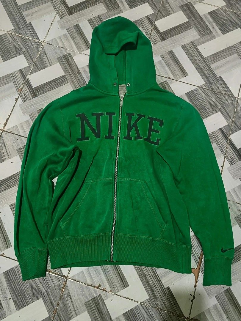 Nike Green Zip-Up Hoodie (Category: Coats, Jackets and Outerwear) located in Urdaneta. Submitted by goldeneagle-e662 (Listing ID 1464470098, Image 1). Description: - Green Nike hoodie - Full zip closure - Convenient pockets - Large "NIKE" graphic on the front - Small Nike swoosh on the sleeve - Comfortable and casual design - Ideal for everyday wear.