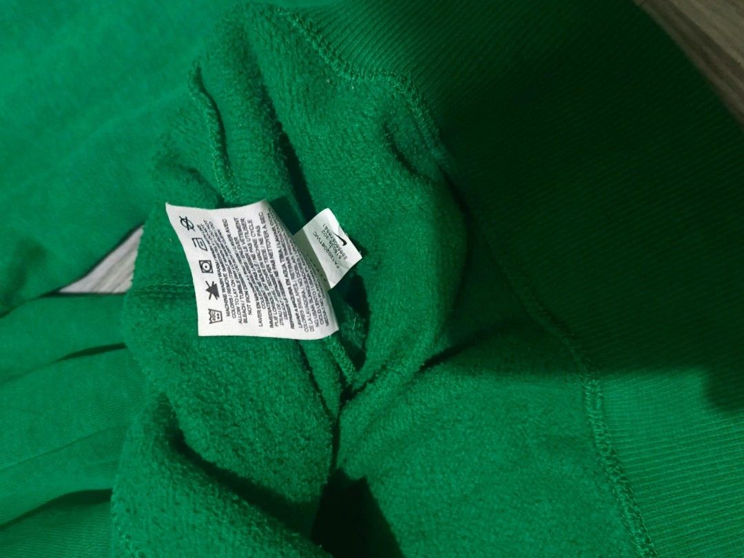 Nike Green Zip-Up Hoodie (Category: Coats, Jackets and Outerwear) located in Urdaneta. Submitted by goldeneagle-e662 (Listing ID 1464470098, Image 3). Description: - Green Nike hoodie - Full zip closure - Convenient pockets - Large "NIKE" graphic on the front - Small Nike swoosh on the sleeve - Comfortable and casual design - Ideal for everyday wear.