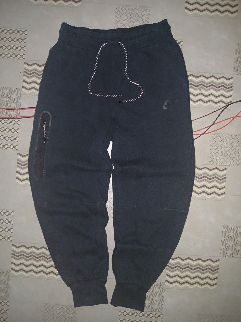 Nike Jogger Tech Fleece (Category: Joggers) located in Argao. Submitted by jps1thrift4shop (Listing ID 1464447733, Image 1). Description: Nike Jogger Teck fleece •exellent condition •L36.5-W28 Garterize •Color Rate(9-10) •Issue❌❌ •500 Shipped item with id for safety purposes loc cebu items are thrifted.