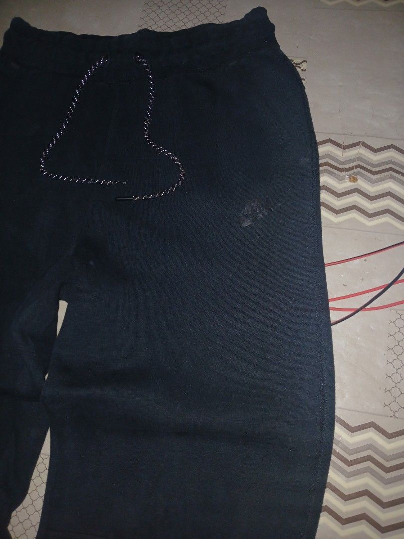 Nike Jogger Tech Fleece (Category: Joggers) located in Argao. Submitted by jps1thrift4shop (Listing ID 1464447733, Image 2). Description: Nike Jogger Teck fleece •exellent condition •L36.5-W28 Garterize •Color Rate(9-10) •Issue❌❌ •500 Shipped item with id for safety purposes loc cebu items are thrifted.
