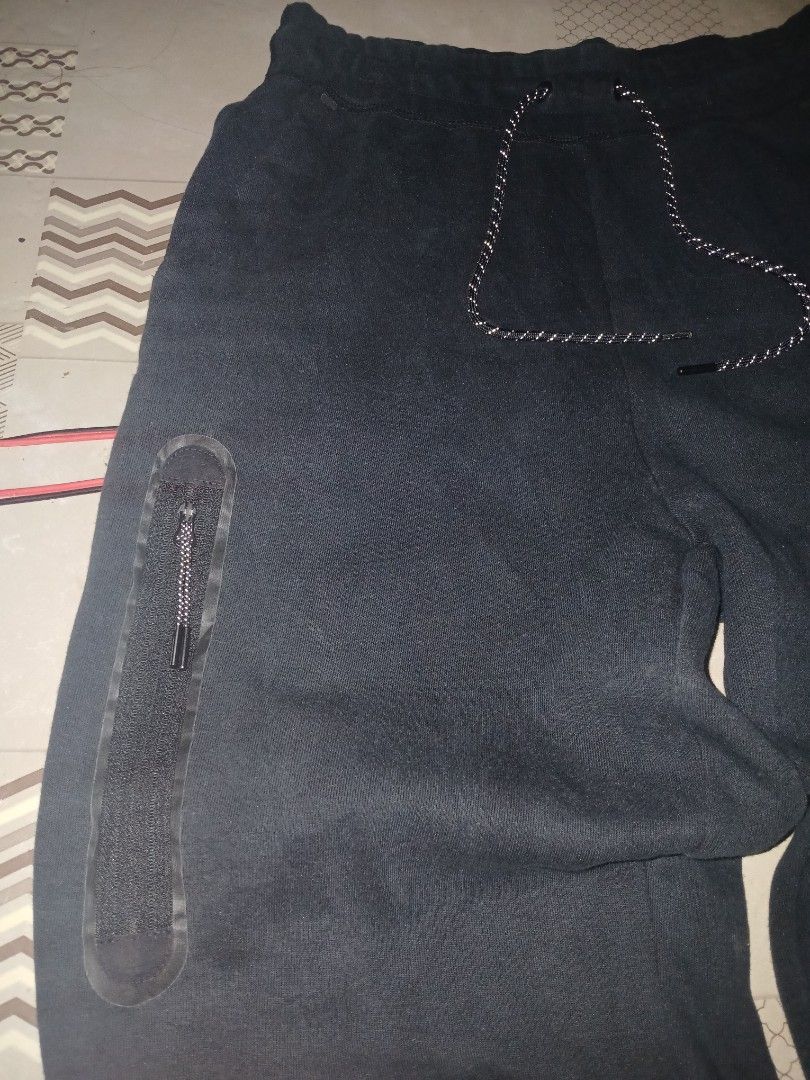 Nike Jogger Tech Fleece (Category: Joggers) located in Argao. Submitted by jps1thrift4shop (Listing ID 1464447733, Image 3). Description: Nike Jogger Teck fleece •exellent condition •L36.5-W28 Garterize •Color Rate(9-10) •Issue❌❌ •500 Shipped item with id for safety purposes loc cebu items are thrifted.