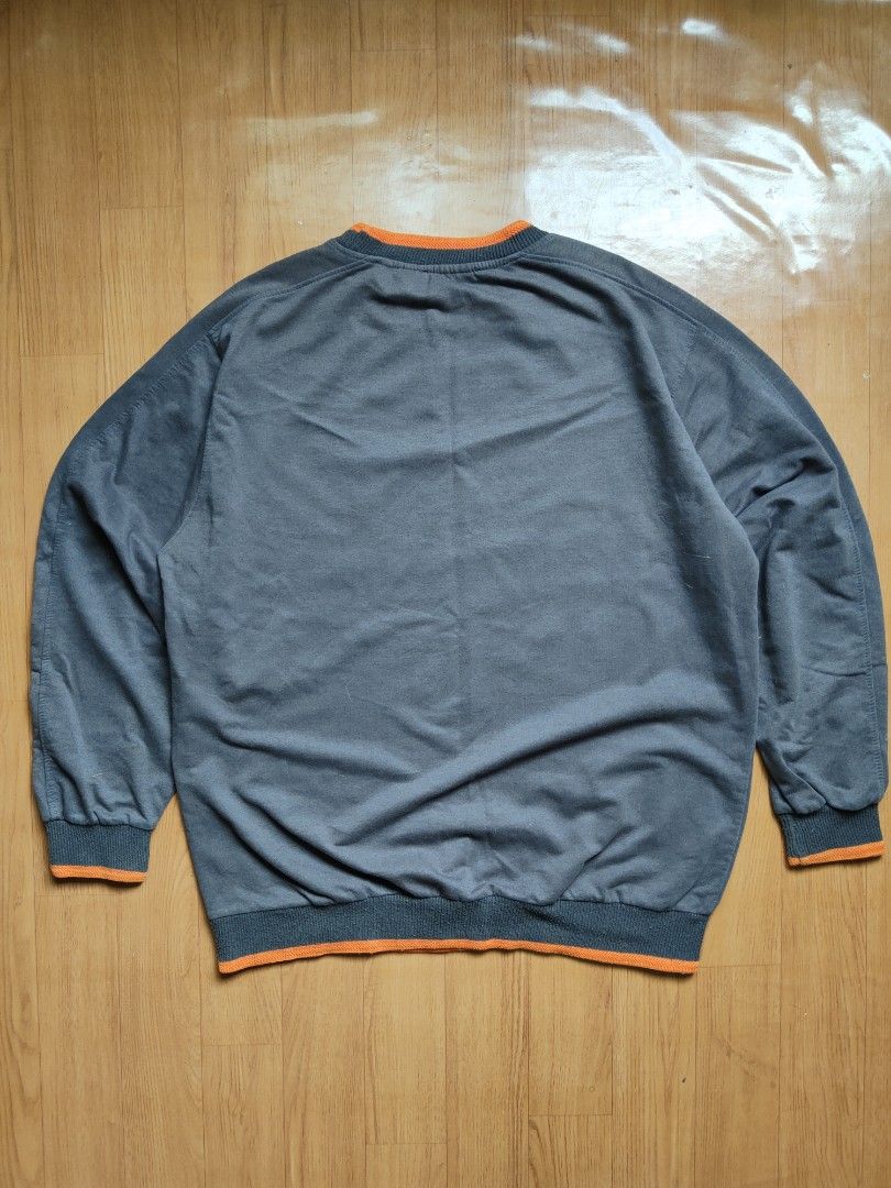 Nike long sleeve (Category: Coats, Jackets and Outerwear) located in Pasig City. Submitted by melvincorre004 (Listing ID 1464412795, Image 2). Description: honest issue himolmol lang color rate 8/10.