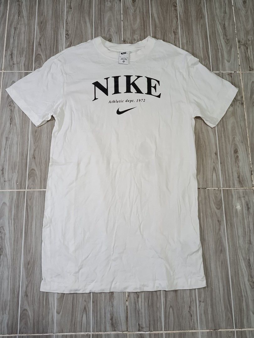 NIKE MID LOGO DRESS TSHIRT (freeshipping) (Category: Dresses) located in Quezon City. Submitted by gyl-stop (Listing ID 1464532618, Image 1). Description: free shipping 19.5 x 32.5 excellent condi cr: 9.8/10 issue: dot black stain di halata.