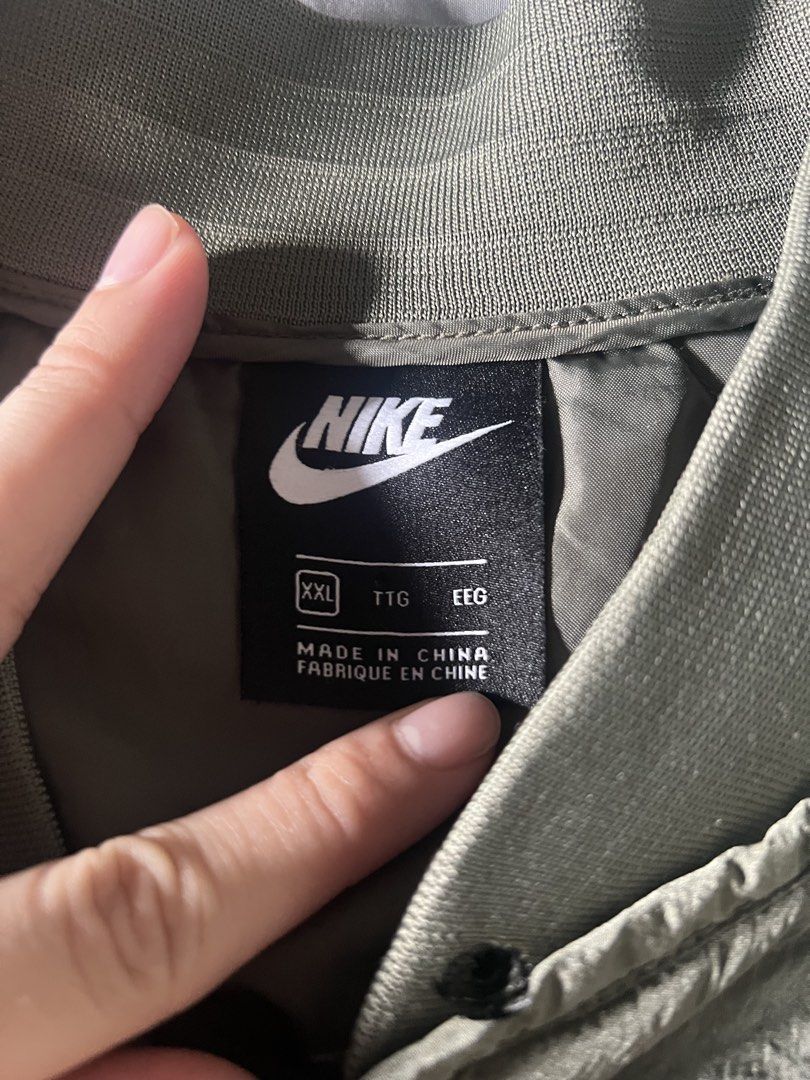 NIKE QUILTED JACKET (Category: Coats, Jackets and Outerwear) located in Antipolo. Submitted by vintagedon_ (Listing ID 1464364707, Image 2). Description: DIMES: 25W x 28L ISSUE: Small Hole on Collar.