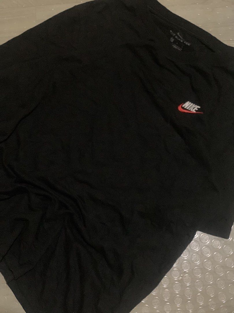 NIKE SHIRT (Category: Tshirts & Polo Shirts ) located in Davao. Submitted by meta_thrift (Listing ID 1464496510, Image 2). Description: NIKE BLACK SHIRT Size L on tag Dimes: L27xW21 Excellent Condition Complete Tags No Issue.