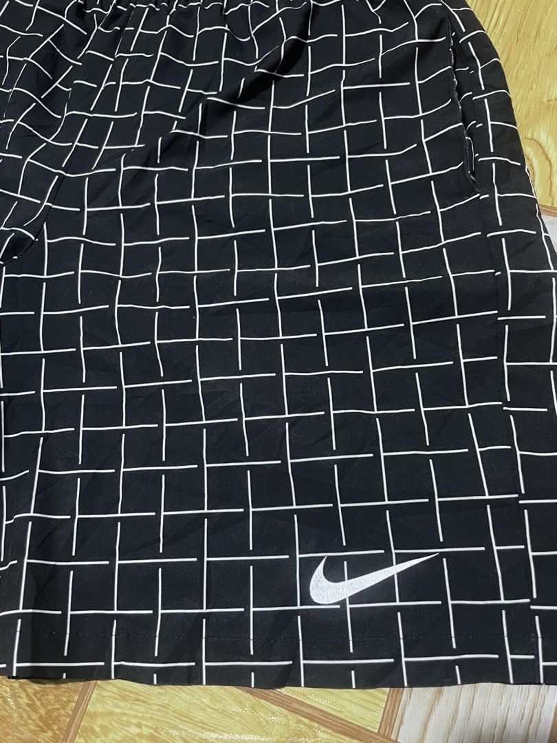 Nike Short (Category: Shorts) located in Valenzuela. Submitted by nk_thriftshop (Listing ID 1464417643, Image 2). Description: Dimes: 30 to 35 Waist Length: 19inch Leg opening: 12.5 inch Issue: Hairline swoosh Condition: 9/10 Color Rate: 9.5/10.