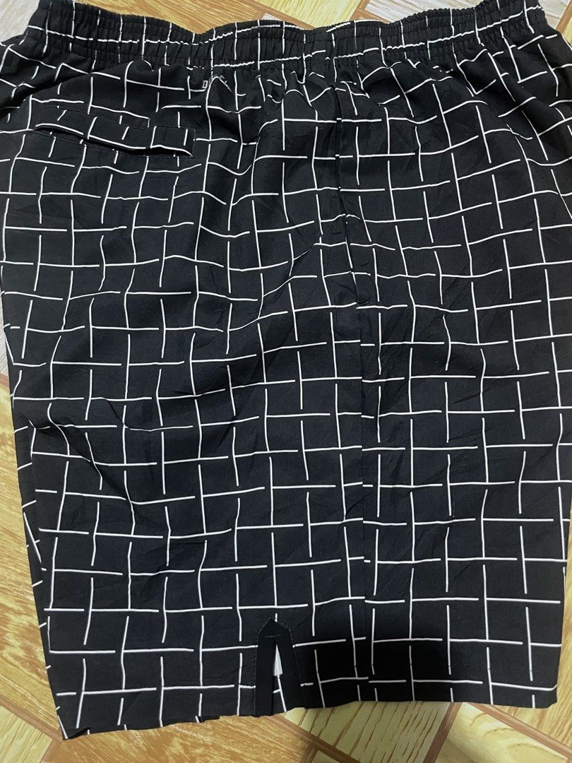 Nike Short (Category: Shorts) located in Valenzuela. Submitted by nk_thriftshop (Listing ID 1464417643, Image 3). Description: Dimes: 30 to 35 Waist Length: 19inch Leg opening: 12.5 inch Issue: Hairline swoosh Condition: 9/10 Color Rate: 9.5/10.