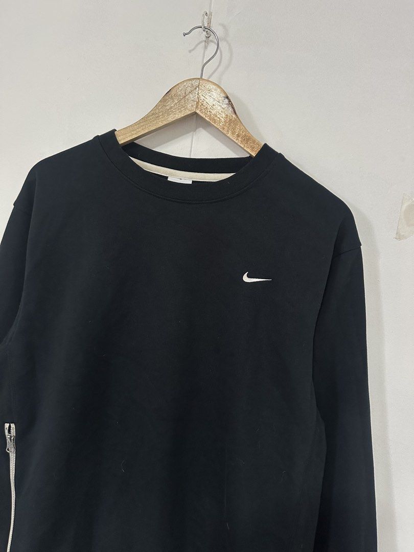 Nike side swoosh (Category: Coats, Jackets and Outerwear) located in Las Pinas. Submitted by archimedes.joaquin (Listing ID 1464396425, Image 2). Description: Good as new condition - 9.8/10 color rate - embroidered swoosh logo Sz Large 22” width 27” length - no issue Authentic.