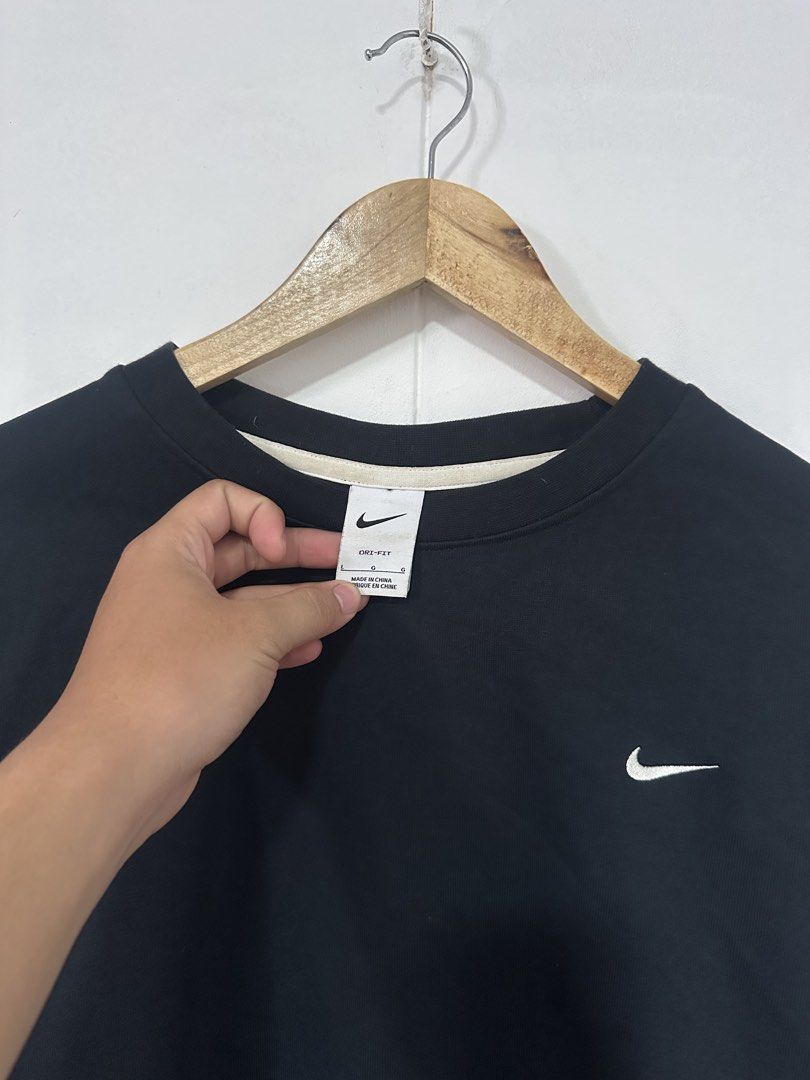 Nike side swoosh (Category: Coats, Jackets and Outerwear) located in Las Pinas. Submitted by archimedes.joaquin (Listing ID 1464396425, Image 3). Description: Good as new condition - 9.8/10 color rate - embroidered swoosh logo Sz Large 22” width 27” length - no issue Authentic.
