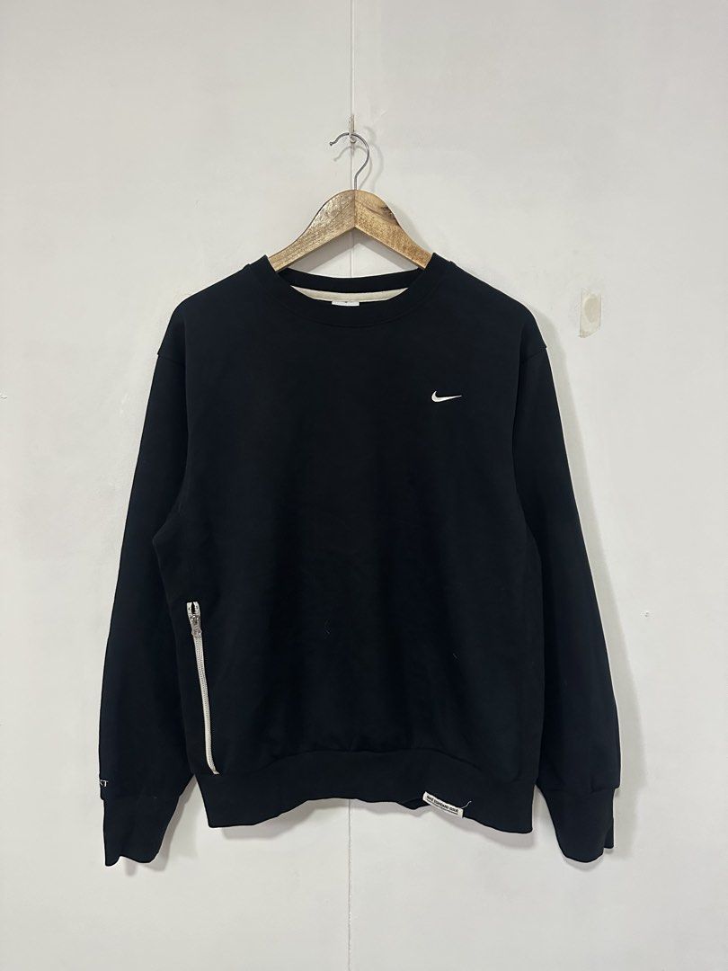 Nike side swoosh (Category: Coats, Jackets and Outerwear) located in Las Pinas. Submitted by archimedes.joaquin (Listing ID 1464396425, Image 1). Description: Good as new condition - 9.8/10 color rate - embroidered swoosh logo Sz Large 22” width 27” length - no issue Authentic.