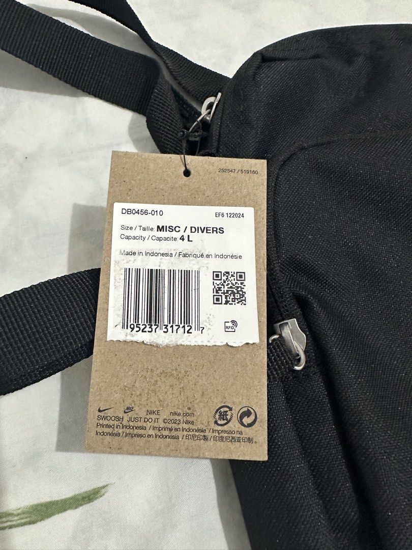 Nike sling bag (Category: Sling Bags) located in Quezon City. Submitted by sheen_pagayon (Listing ID 1464360023, Image 2). Description: .