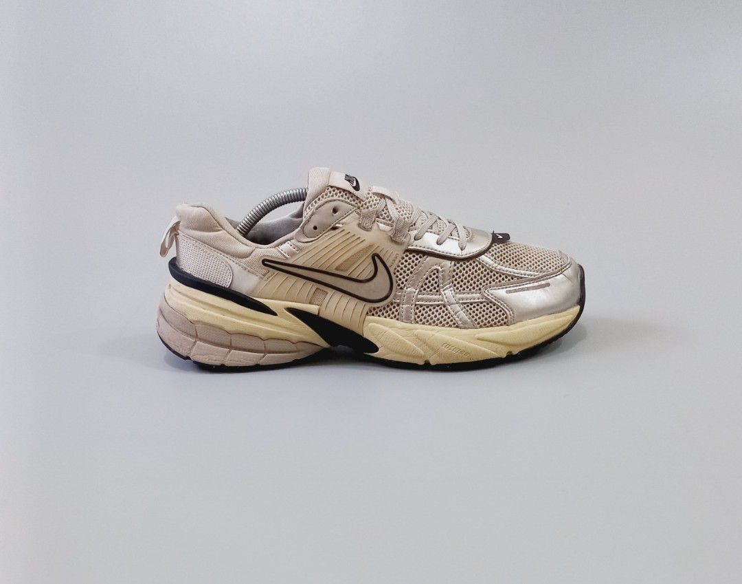 Nike V2K Run Summit in white Metallic Silver (Category: Sneakers) located in Cebu City. Submitted by MrLiks_123 (Listing ID 1464411797, Image 2). Description: Nike V2K Run Summit in white Metallic Silver Men's Sneakers Size 10 us / 44 eur Used, in great condition Cebu location Dm 🙇.