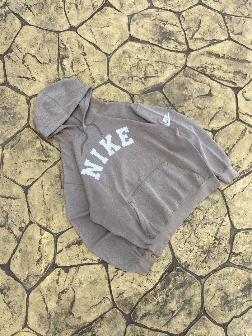 NIKE VINTAGE TAG (Category: Hoodies) located in Manila. Submitted by zzztine (Listing ID 1464432281, Image 1). Description: 💎 VINTAGE NIKE PULL OVER 💎 ( LIGHT BROWN ) Dimes: 24*26 Color rate: 8.8/10 Condition: GOOD.
