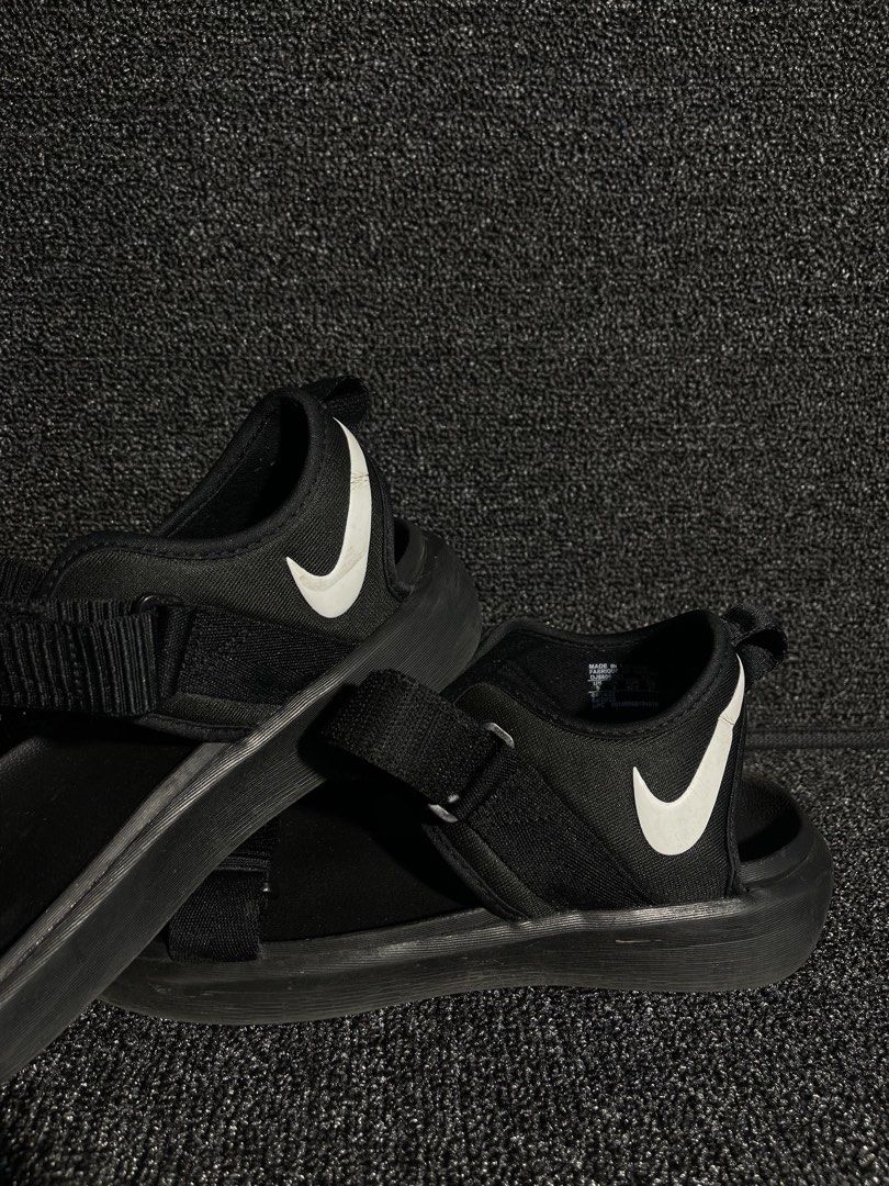 Nike Vista Black (Category: Flats & Sandals) located in Iloilo. Submitted by fast_flips_ilo (Listing ID 1464387667, Image 1). Description: Us 9 Excellent Condition.