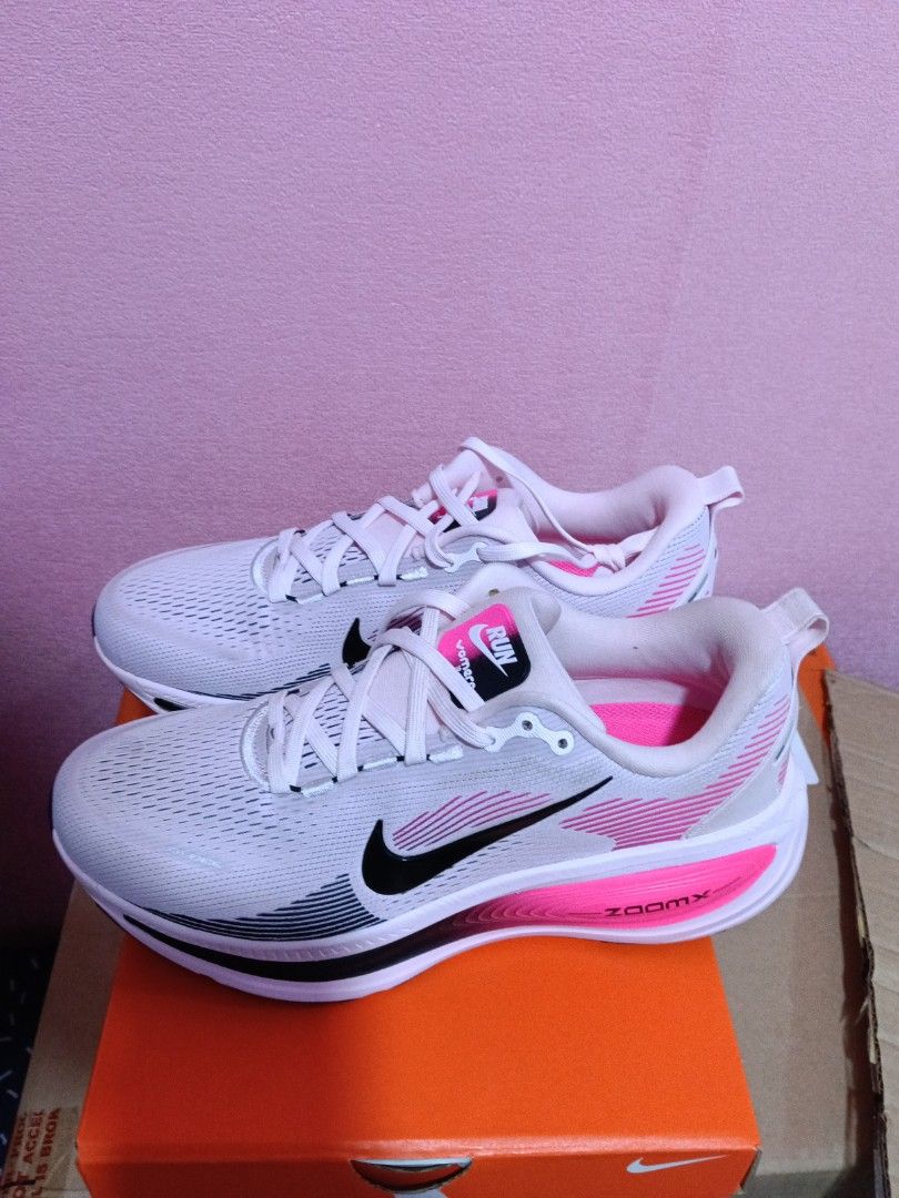 Nike Vomero 18 (Category: Activewear) located in Cavite. Submitted by purplepink30 (Listing ID 1464487799, Image 2). Description: Shopworn left side.
