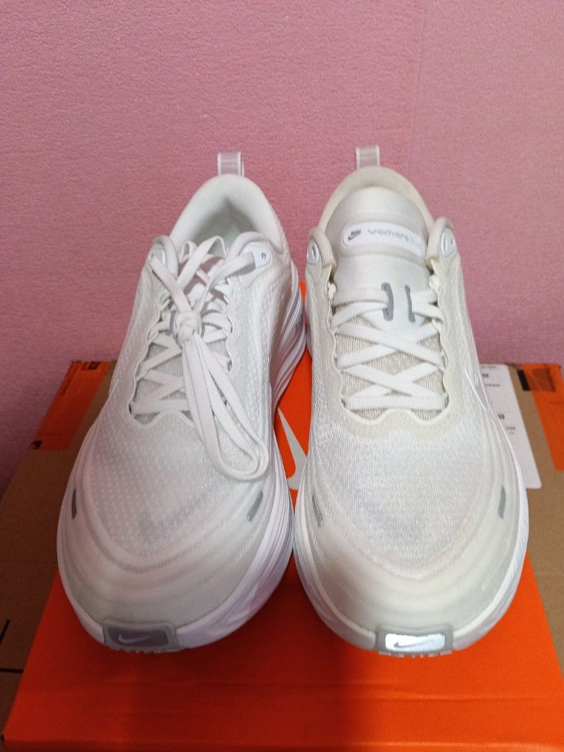 Nike Vomero plus (Category: Activewear) located in Cavite. Submitted by purplepink30 (Listing ID 1464477721, Image 1). Description: Shopworn Store display left side.Please see last photos.