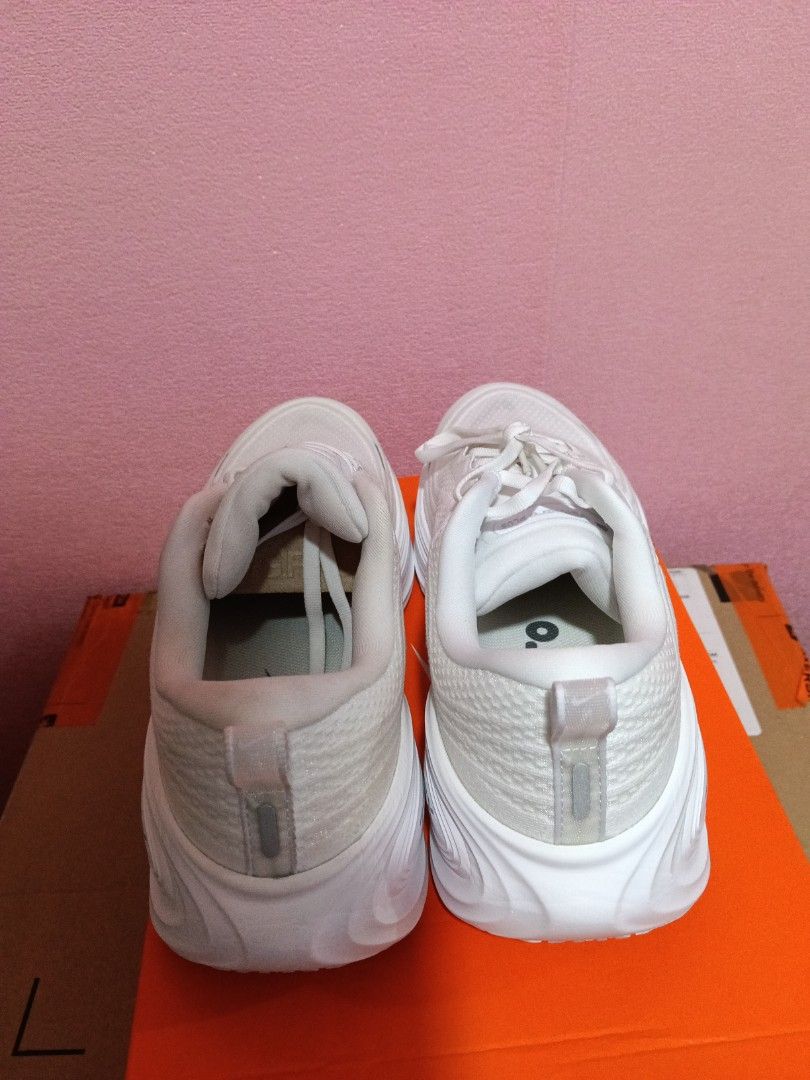 Nike Vomero plus (Category: Activewear) located in Cavite. Submitted by purplepink30 (Listing ID 1464477721, Image 3). Description: Shopworn Store display left side.Please see last photos.