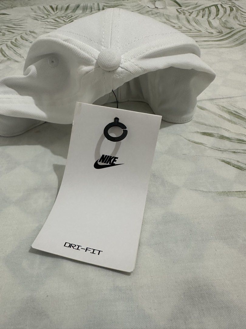 Nike white cap (Category: Hats & Beanies) located in Quezon City. Submitted by sheen_pagayon (Listing ID 1464360111, Image 2). Description: .