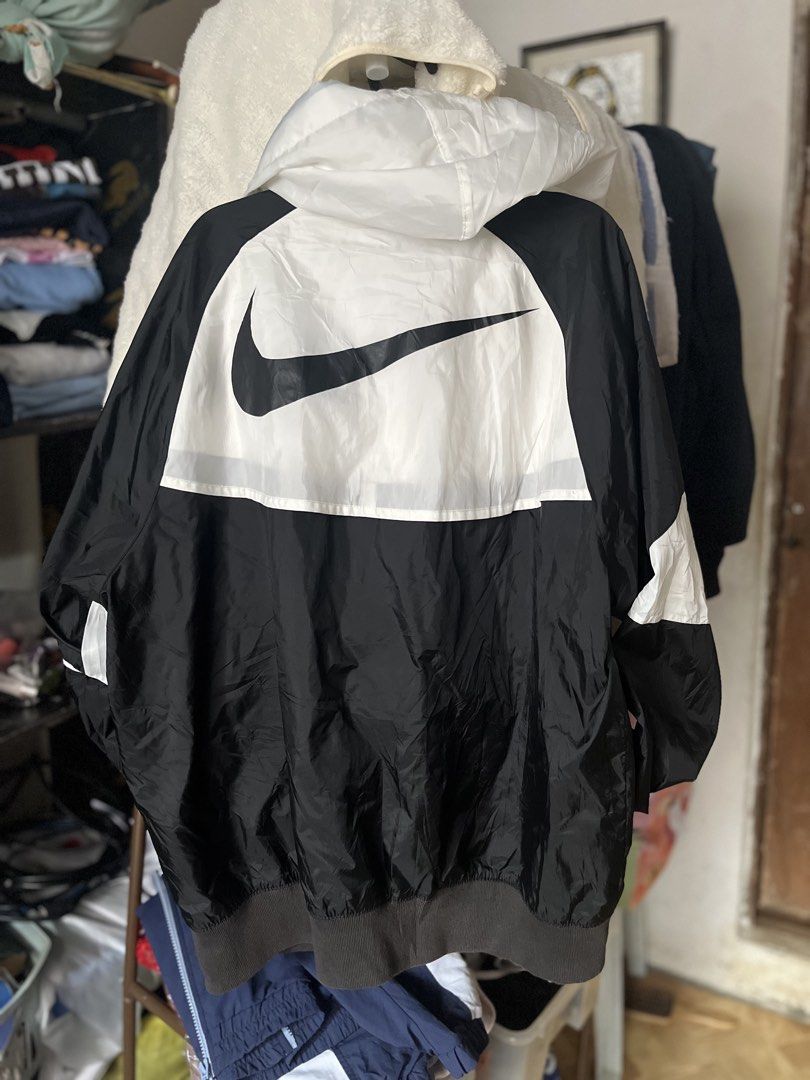 Nike Windrunner black & white (Category: Coats, Jackets and Outerwear) located in Quezon City. Submitted by 28dripshop_bylou (Listing ID 1464391141, Image 3). Description: .