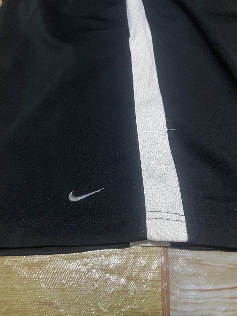 Nike y2k Short (Category: Shorts) located in Valenzuela. Submitted by nk_thriftshop (Listing ID 1464418415, Image 3). Description: Dimes: Waist: 30 to 35 Length: 18inch Leg Opening: 13inch Issue: Hairling back swoosh Condition: 9/10 Color Rate: 9.5/10.