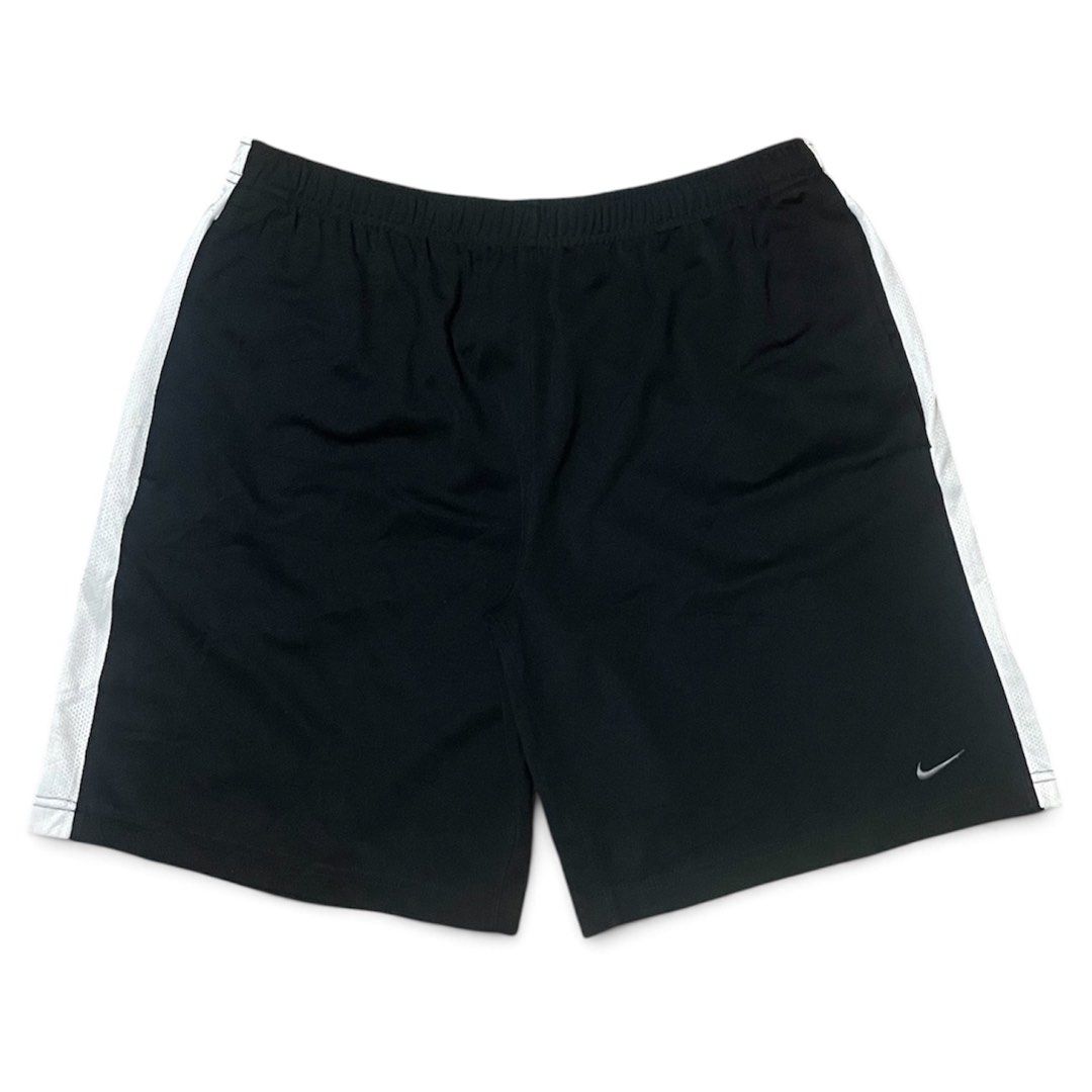 Nike y2k Short (Category: Shorts) located in Valenzuela. Submitted by nk_thriftshop (Listing ID 1464418415, Image 1). Description: Dimes: Waist: 30 to 35 Length: 18inch Leg Opening: 13inch Issue: Hairling back swoosh Condition: 9/10 Color Rate: 9.5/10.