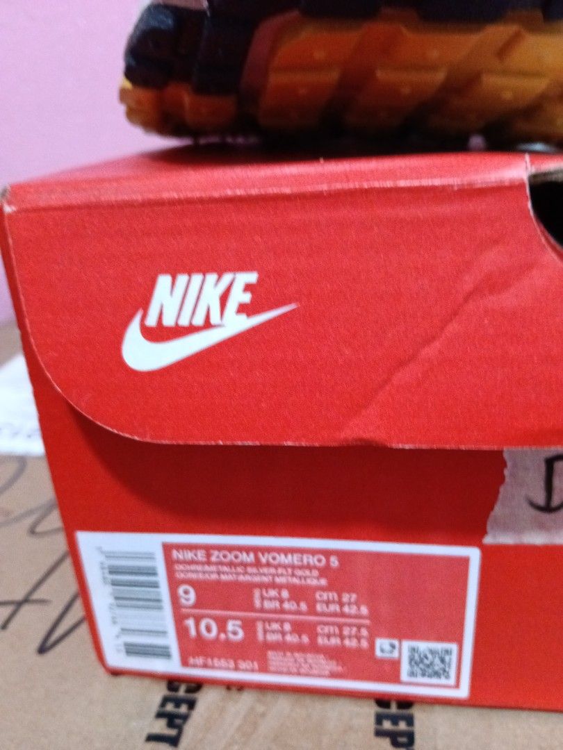 Nike Zoom Vomero 5 (Category: Activewear) located in Cavite. Submitted by purplepink30 (Listing ID 1464423147, Image 3). Description: Nike Zoom Vomero 5 men's size : 9 Shopworn: Store display left side.please see last photos.