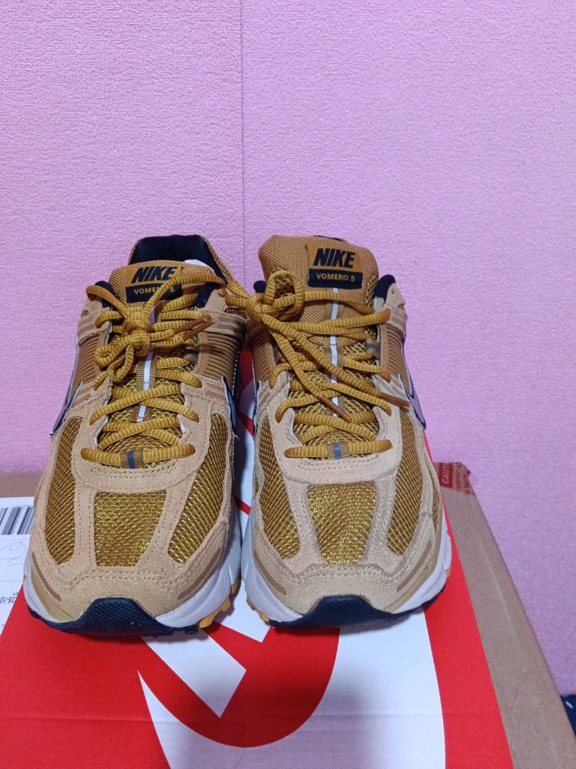 Nike Zoom Vomero 5 (Category: Activewear) located in Cavite. Submitted by purplepink30 (Listing ID 1464423147, Image 1). Description: Nike Zoom Vomero 5 men's size : 9 Shopworn: Store display left side.please see last photos.