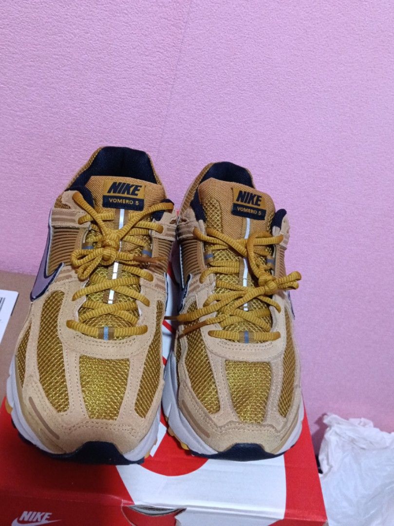 Nike Zoom Vomero 5 (Category: Activewear) located in Cavite. Submitted by purplepink30 (Listing ID 1464423147, Image 2). Description: Nike Zoom Vomero 5 men's size : 9 Shopworn: Store display left side.please see last photos.