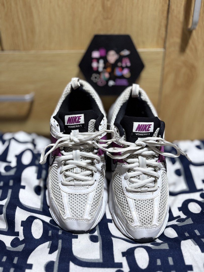 NIKE ZOOM VOMERO 5 (Category: Activewear) located in Manila. Submitted by timotitayonlineshop (Listing ID 1464467106, Image 3). Description: MY PRELOVED VOMERO 5 US 4Y 23cm RFS : Maliit and need funds.