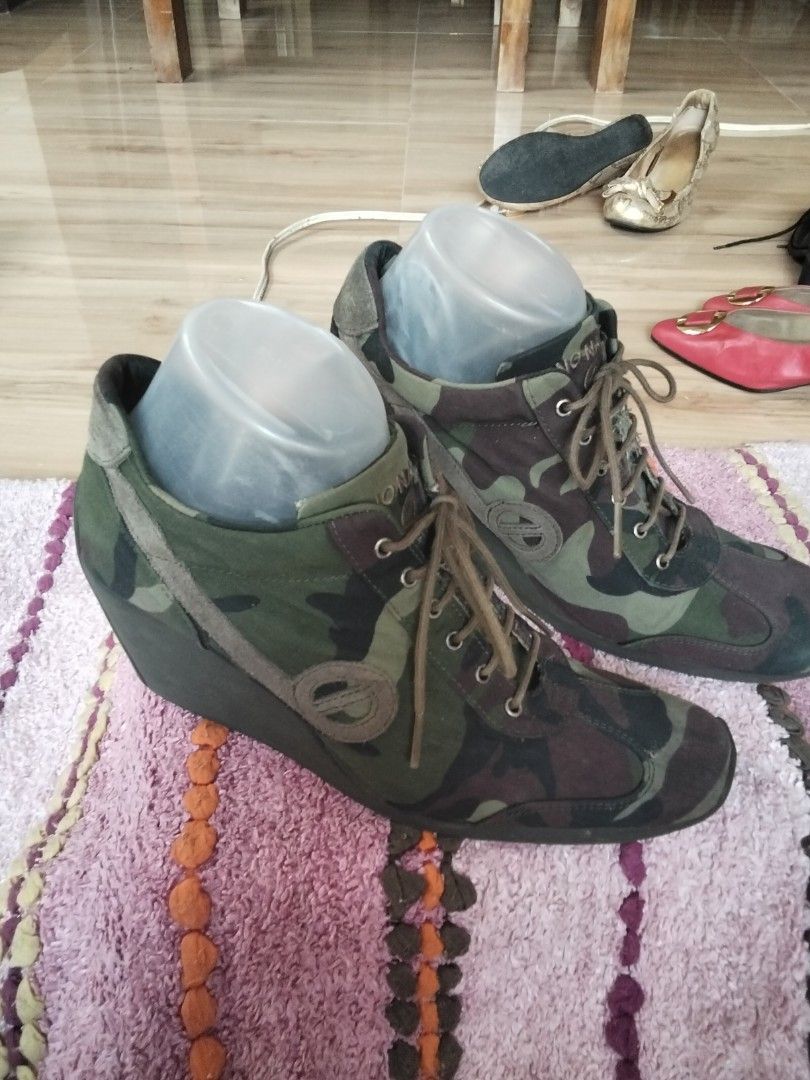 No Name Rare Camouflage sneaker (Category: Sneakers) located in Calasiao. Submitted by alluringvenus.thriftshop (Listing ID 1464434537, Image 2). Description: No Name is japan brand very good condition like new.