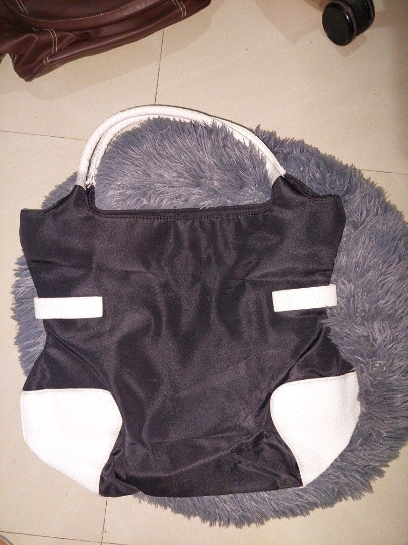 Nylon bag (Category: Carriers & Slings) located in Manila. Submitted by okeanos (Listing ID 1464362879, Image 1). Description: Selling just to declutter You can also make a offer.