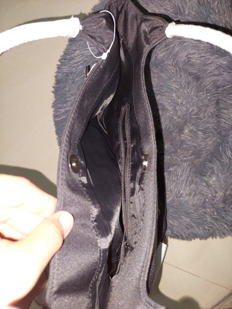 Nylon bag (Category: Carriers & Slings) located in Manila. Submitted by okeanos (Listing ID 1464362879, Image 3). Description: Selling just to declutter You can also make a offer.