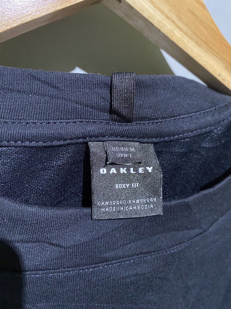 OAKLEY MID LOGO DESIGN❗️ (Category: Tshirts & Polo Shirts ) located in Compostela. Submitted by sales.bud (Listing ID 1464475047, Image 3). Description: 📌OAKLEY CENTER LOGO DESIGN ▪️SIZE - MEDIUM TO LARGE (BOXY FIT) ▪️DIMES - 23 x 28.